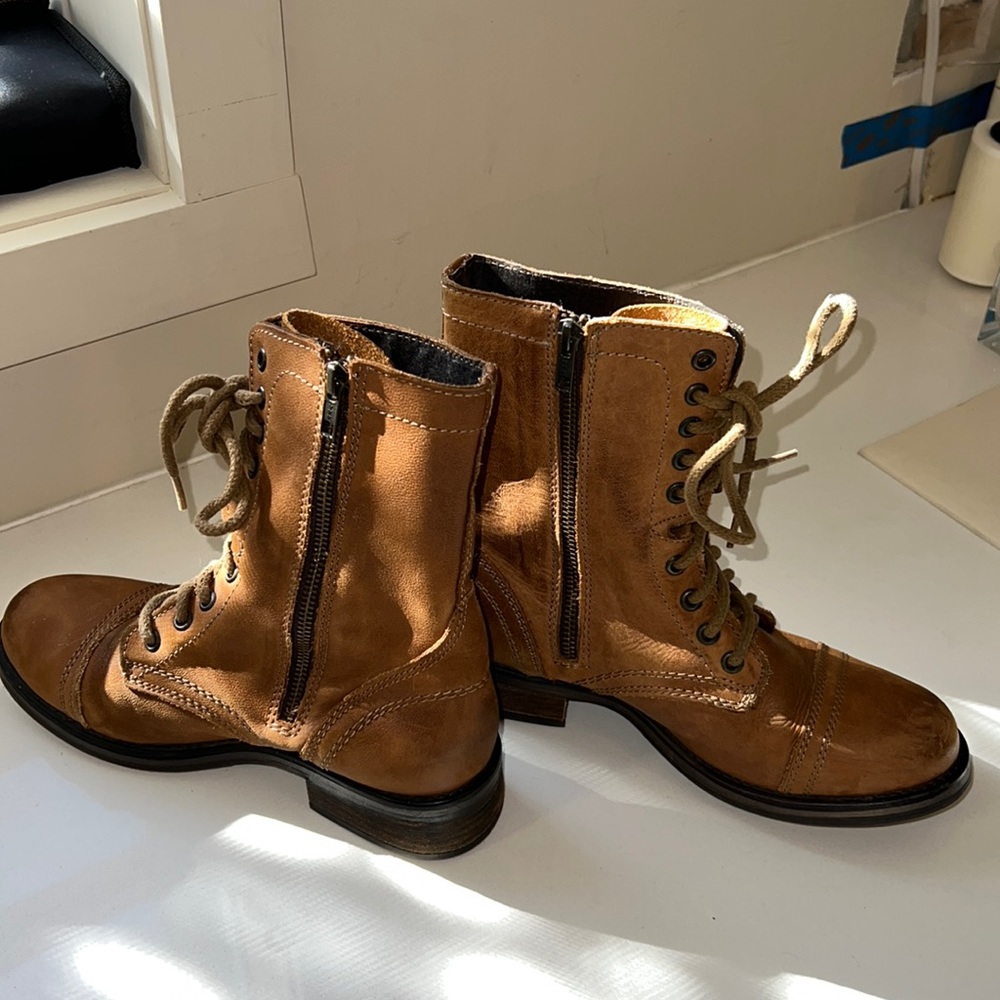Steve Madden Lace Up Boots with Side Zipper Size 8  Camel color